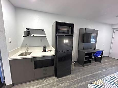 2 Queen Beds | Non-Smoking, Kitchen