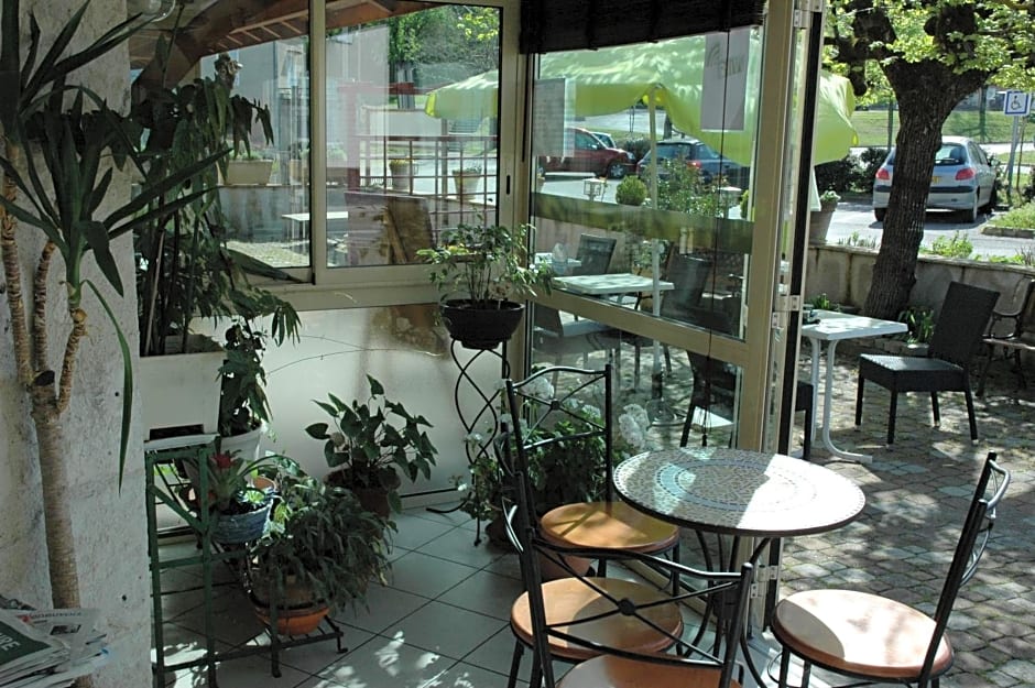 Logis Hôtels - Hôtel et Restaurant Les Voyageurs