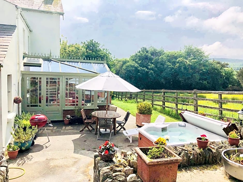 Chalet Superking bed Free Sauna jacuzzi