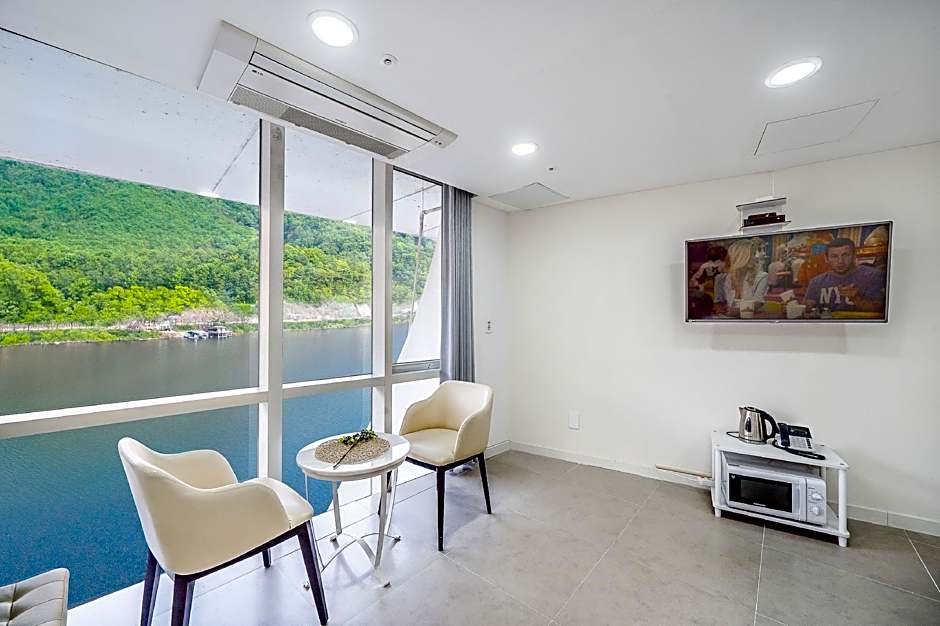 Crest72 Hotel