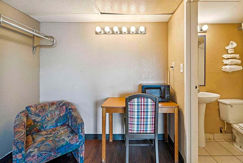 Super 8 by Wyndham Millbury/Toledo