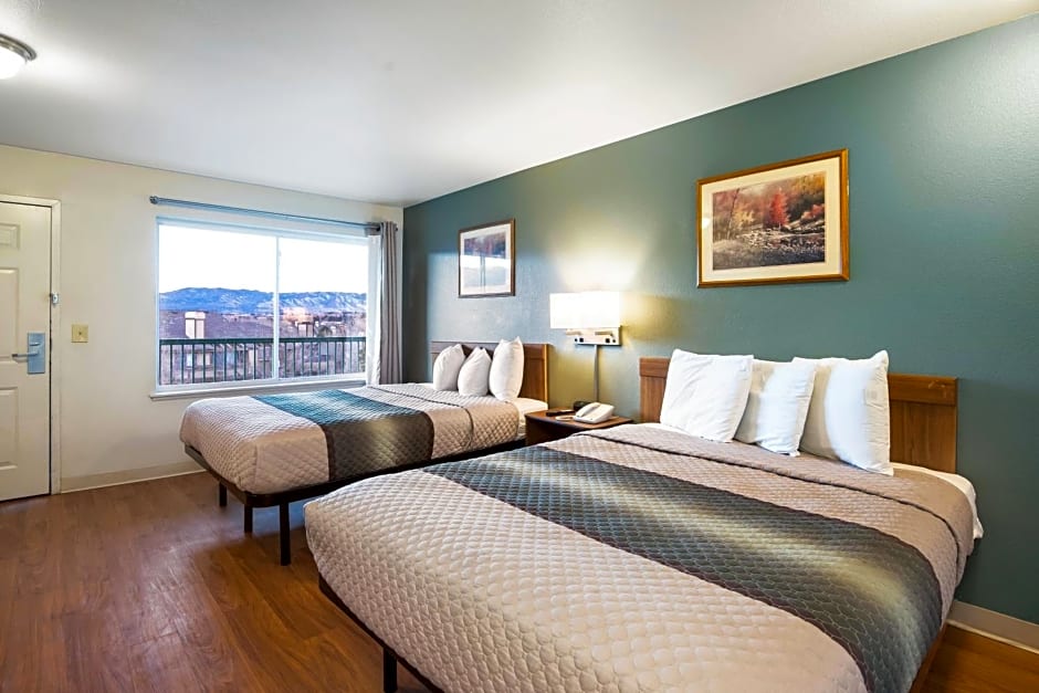 HomeTowne Studios by Red Roof Colorado Springs - Airport