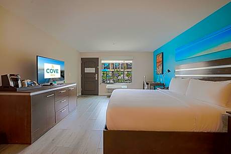 Standard Room, 1 King Bed, Patio, Non-Smoking