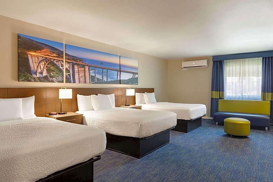 Days Inn & Suites by Wyndham Anaheim At Disneyland Park