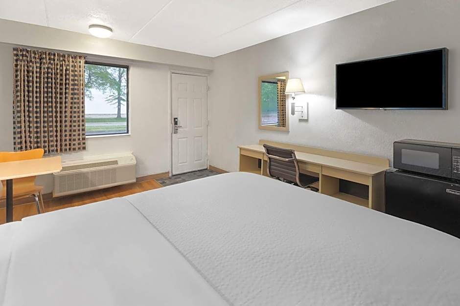 Travelodge by Wyndham Madison Heights MI