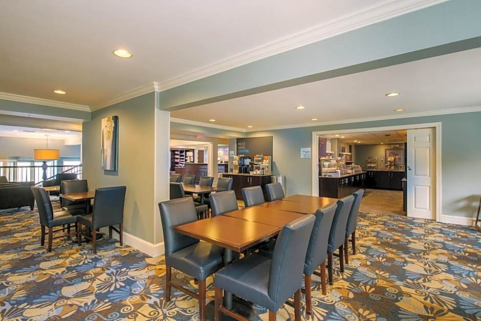 Holiday Inn Express & Suites Merrimack - Nashua by IHG