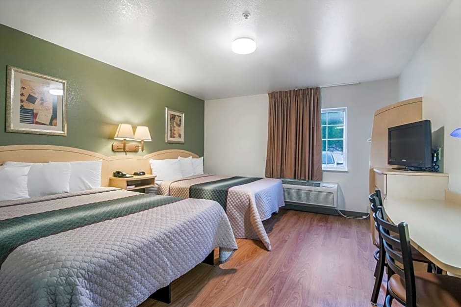 HomeTowne Studios & Suites by Red Roof Bentonville