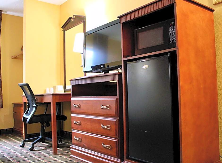 HomeTown Inn & Suites