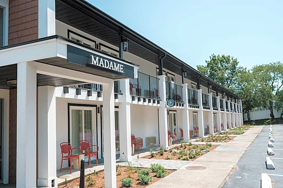 UNCOMMONER HOTEL by Reverie Boutique Collection