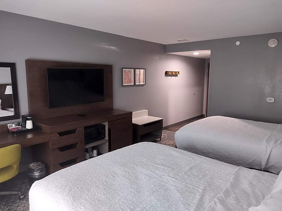 Hampton Inn By Hilton & Suites Pittsburgh New Stanton PA