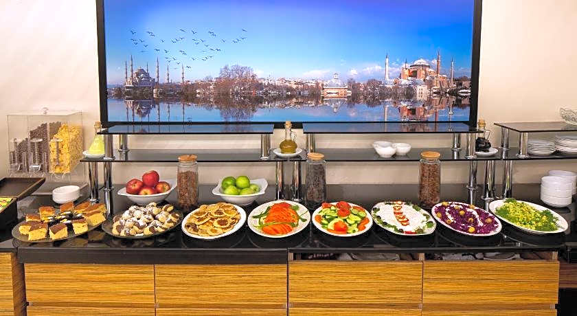 DELUXE NEWPORT HOTEL