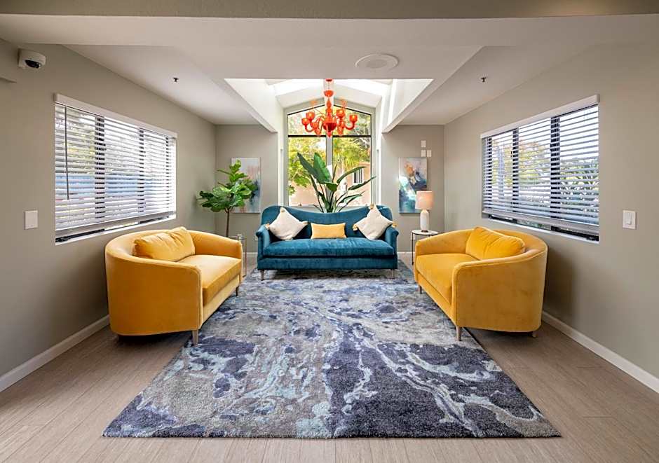 Mariposa Inn And Suites