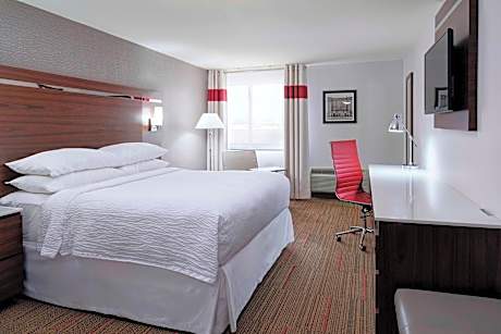 King Room with Roll-in Shower - Mobility Accessible