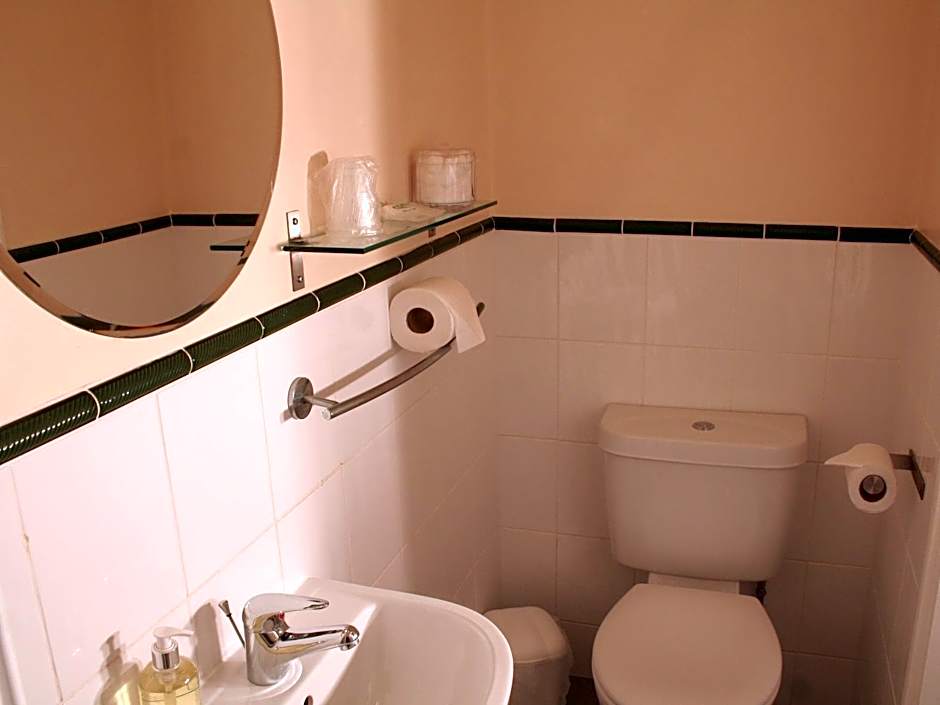 LG Thai Derm Spa & Guesthouse                                                   