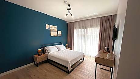 Deluxe Double Room with Side Sea View