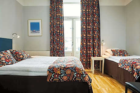 Family Room with One Queen Bed and One Single Bed - Pet Friendly/Non-Smoking