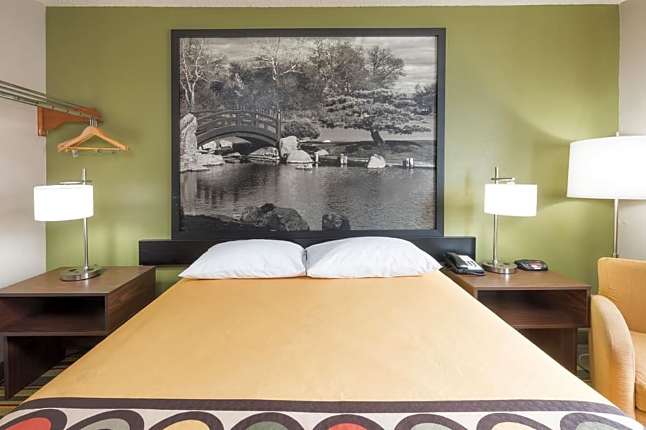 Super 8 by Wyndham Bloomington