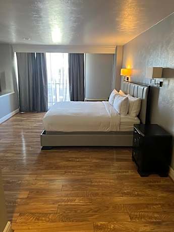 1 King Bed, Mobility Accessible Suite, Tub w/ Grab Bars, Non-Smoking
