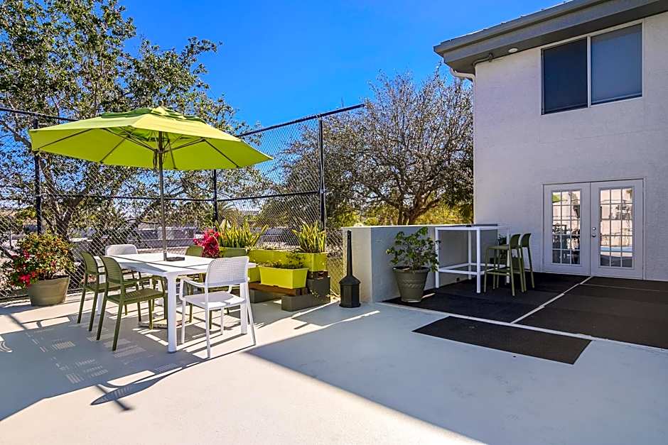 Naples Park Central Hotel