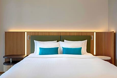 Corner King Room with City View