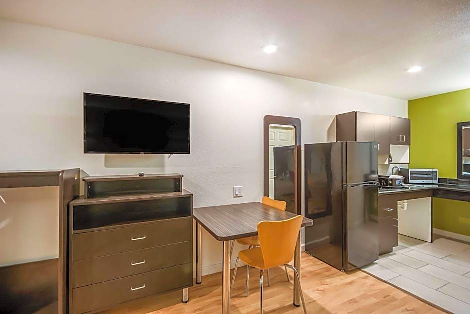 Studio 6-Huntsville, TX