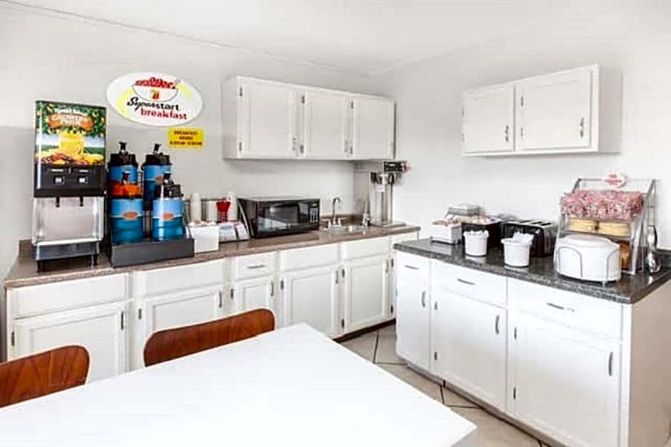 Super 8 by Wyndham Millbury/Toledo