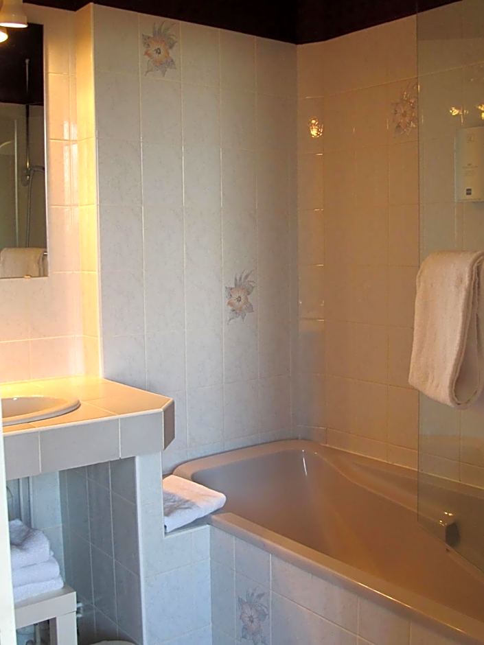 Logis Hôtel Deshors-Foujanet