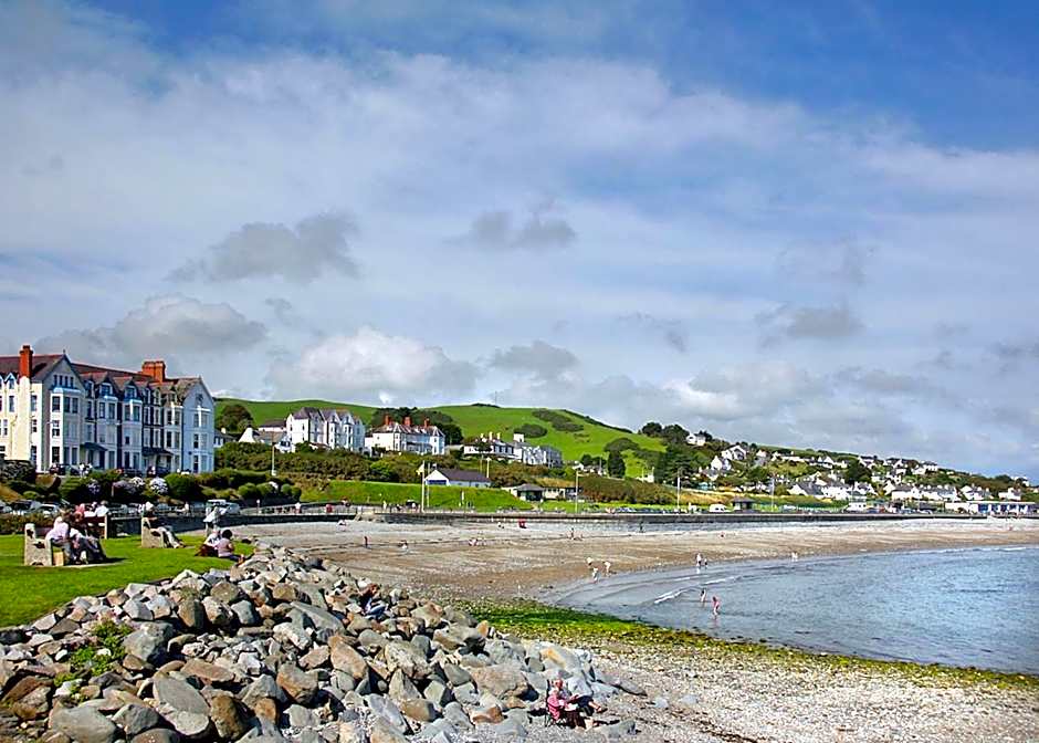 Bron Eifion Lodges