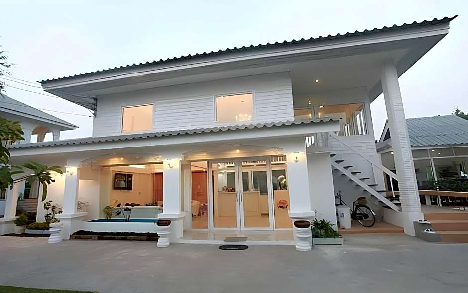 Banlomnow Hotel