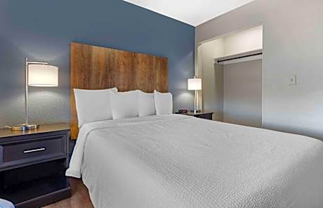 One Bedroom Suite with One King Bed - Disability Access - Non-Smoking