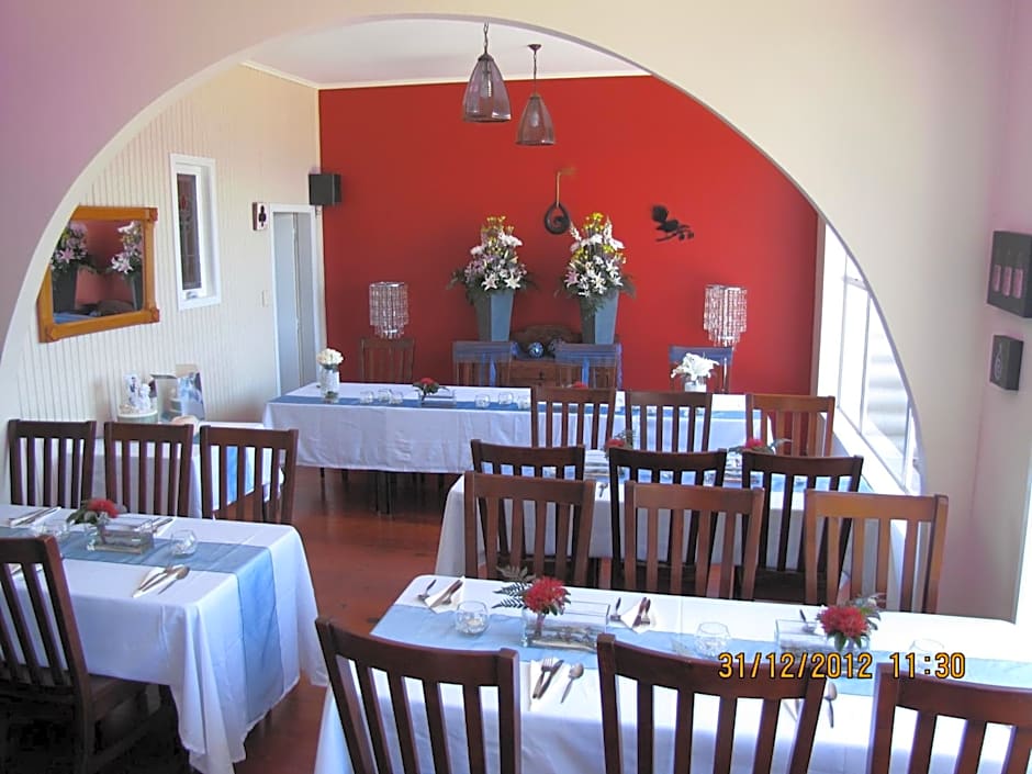 Tipi and Bobs Waterfront Lodge