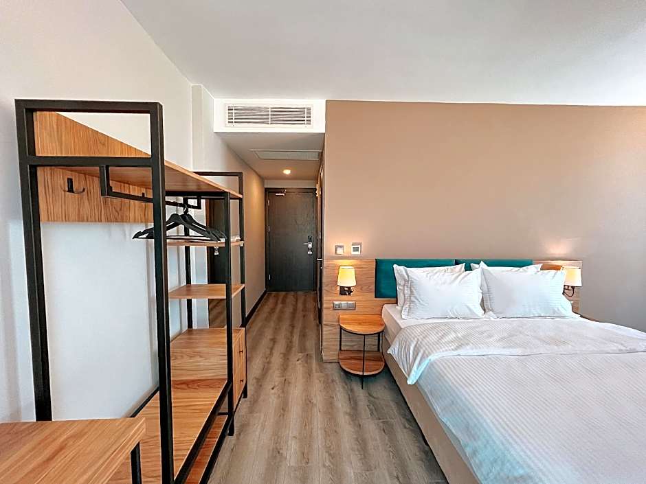 Photo 1 of 6 of Deluxe 1 King Bed, Nonsmoking