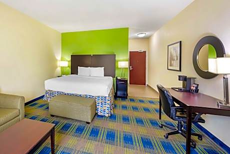 King Suite with Bath Tub - Disability Access