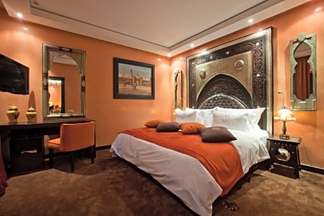 Deluxe Suite with Andalousian Patio