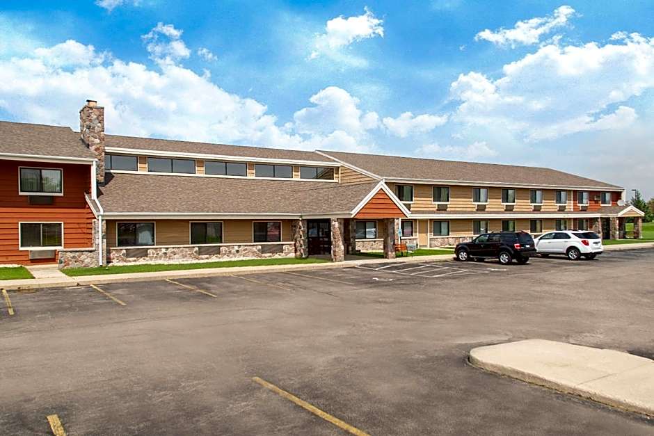 AmericInn by Wyndham Elkhorn Near Lake Geneva