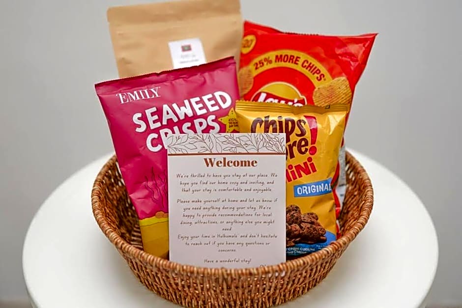 Cozy 1BR apartment by beach - partial ocean view