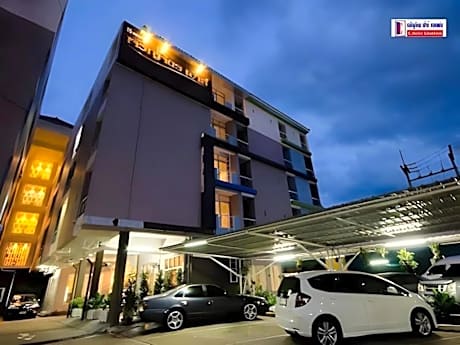 Charoenchit House