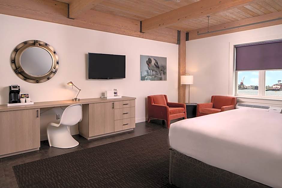 Harbor House Hotel and Marina at Pier 21