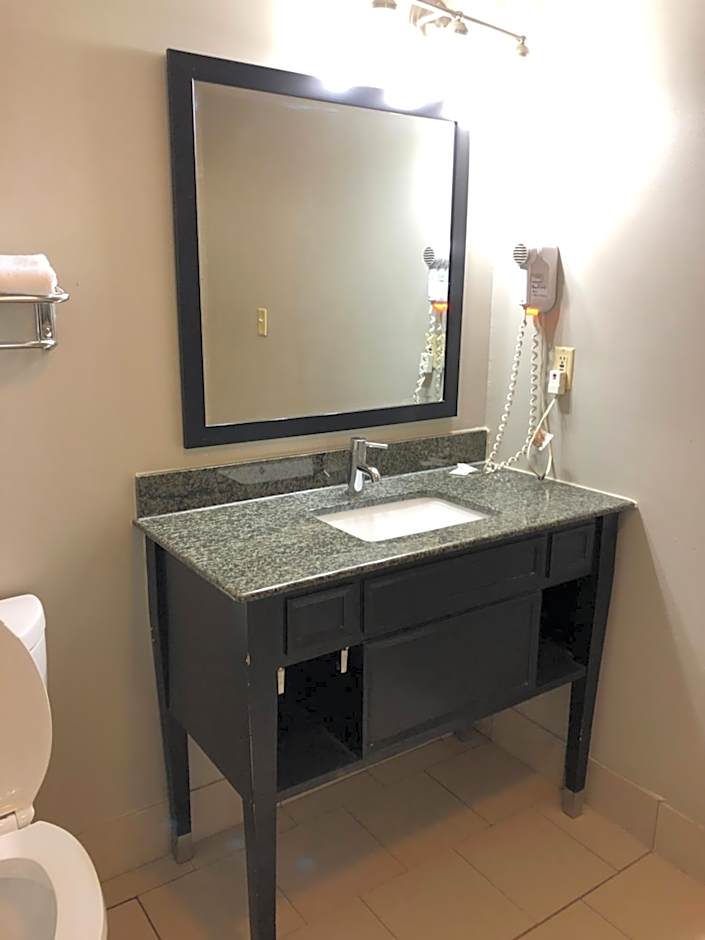 Deerfield Inn and Suites - Fairview