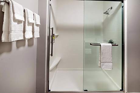 Queen Room with Two Queen Beds and London Bridge View - Non-Smoking