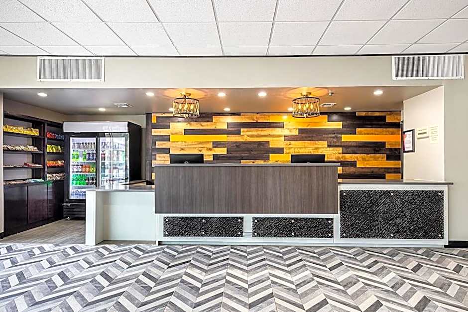 Clarion Inn & Suites Near Downtown