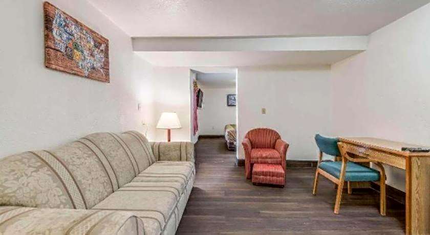 Econo Lodge Truman Inn