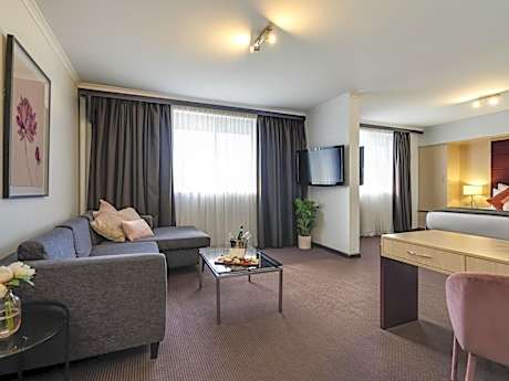 Deluxe King Suite
