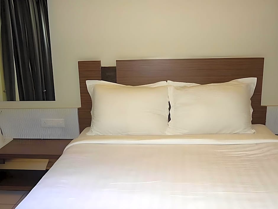 Hotel Sheela Shree Plaza