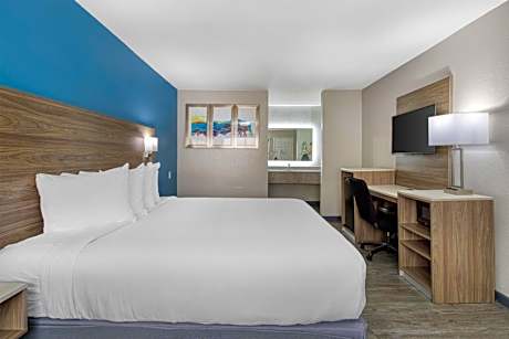 1 King Bed Smoking Room Microwave And Refrigerator Continental Breakfast