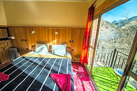 Double or Twin Room with Mountain View