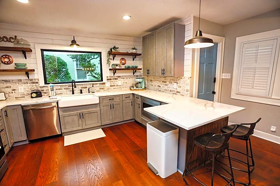 Historic Home Family Friendly Close to Seawall
