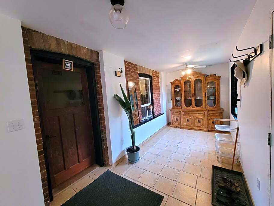 Cozy Farmhouse 10 Minutes From The Beach!
