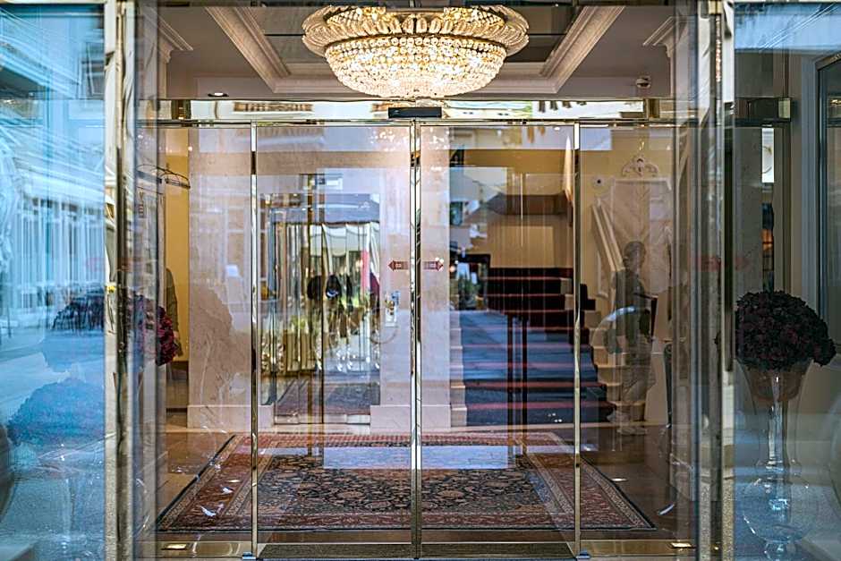 Hotel Norica - Thermenhotels Gastein mit dem Bademantel direkt in die Therme