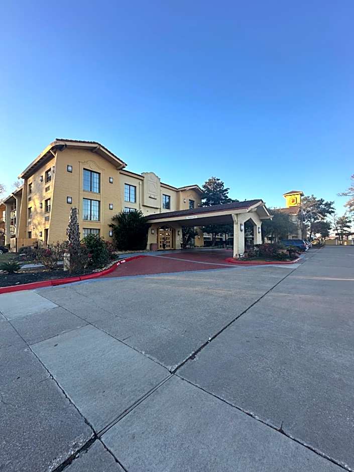 Super 8 by Wyndham The Woodlands North